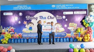 Ông Lê Thành Nhân (bên trái), Chủ tịch Quỹ DigiHeart trao tặng trao tặng 130 triệu đồng cho Đại diện Làng trẻ em SOS TP.HCM – Ông Hoàng Long (Bên phải), Giám đốc